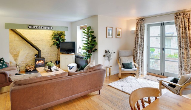 Toad Hall: Pet-Friendly Family Stay, Lake Access in Cirencester