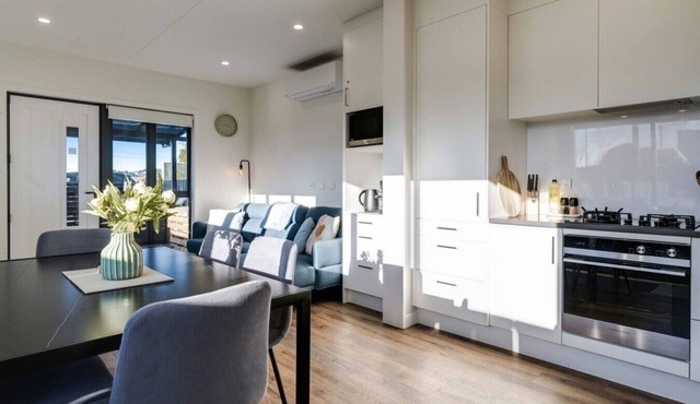 Totara Park 3BR Haven with Air-con, Deck, Parking in Auckland South