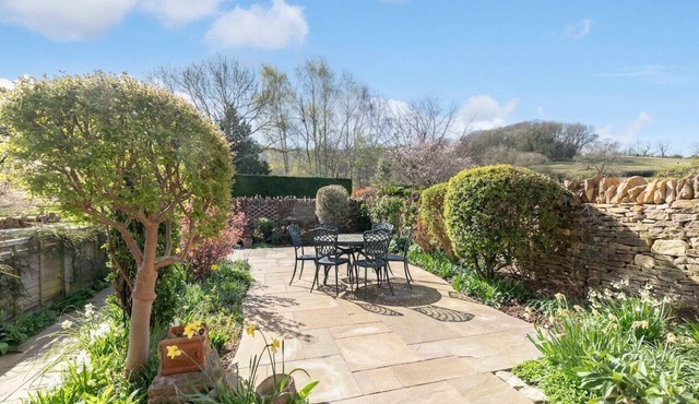 Tranquil Home on Leckhampton Hill with EV Charger in Charlton Kings