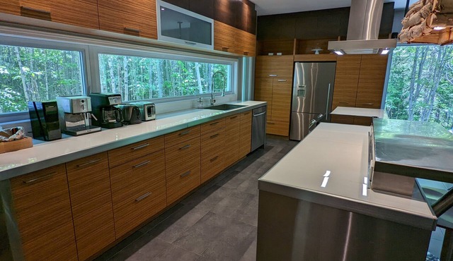 Treehouse, 3 bedrooms (4th bedroom, sleeps 7+), EV terminals. in Petite-Rivière-St-Francois