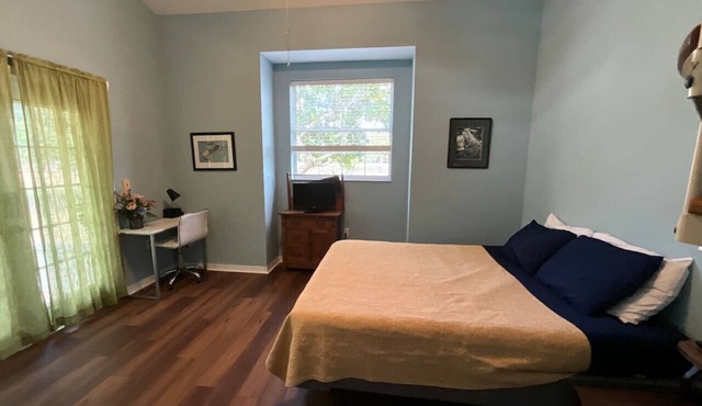 Two Hawk Hammock Suite in Williston