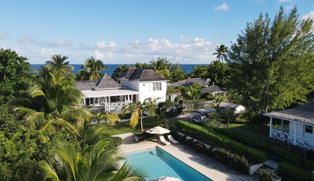Two stunning houses, moments from iconic Pink Sands Beach, sleeps 12 Adults in Harbour Island