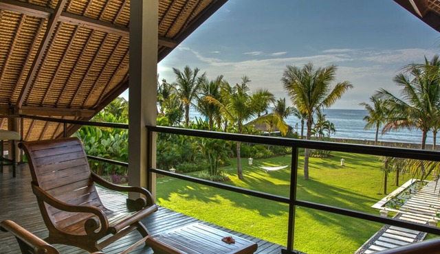 Villa Aparna - Luxurious Balinese villa right on the beach in Kabupaten Buleleng
