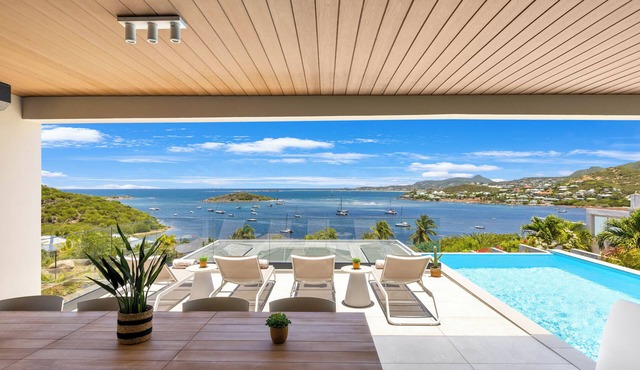 Villa Aurélio, overlooking the turquoise waters of St Martin, facing St Barthélémy. in Saint Martin