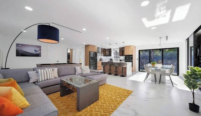 Villa Cielo, Modern 5BR Getaway with Private Pool in North Bay Village