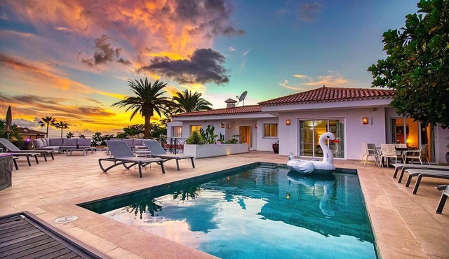 Villa Ginevra, perfect for large groups, with Pool, Sauna & Garden in Arona