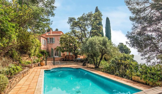 Villa la Malpagne, 400m2 les pieds dans l'eau in Rayol-Canadel-sur-Mer