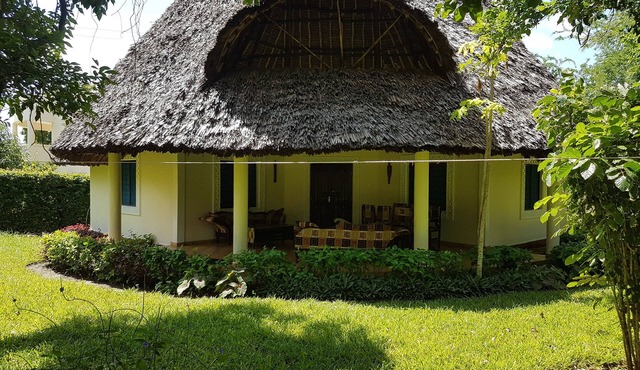 Villa LeoMar: Exclusive vacation home with pool & garden, 350 m from the beach in Diani Beach