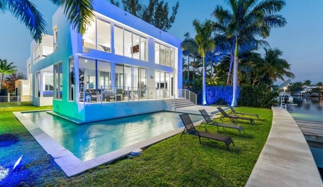 Villa Shore - Stunning Modern Villa on the Shores of Biscayne Bay in North Bay Village