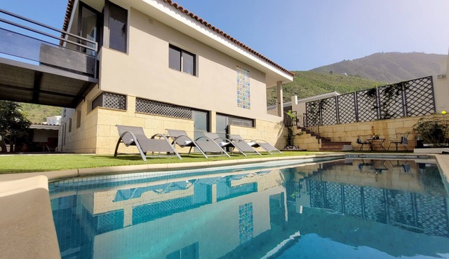 Villa with Privacy and Spectacular Views of Teide, Sea, Orotava Valley in La Orotava