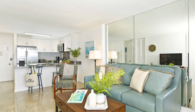 Waikiki Ocean & Yacht Harbor Views! Short Walk to Beach, Shops & Restaurants! in Honolulu