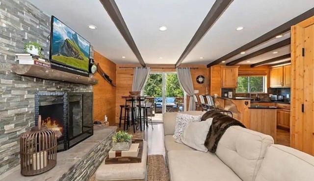 Walk 2 Village, Relax on Deck, Cool w/AC! in Lake Arrowhead