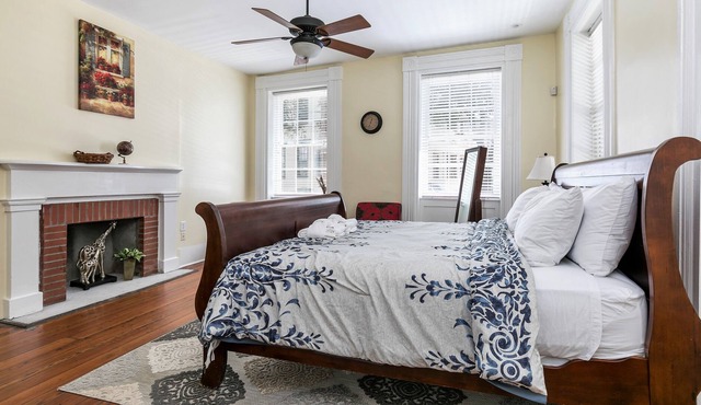 Walk to everywhere - 4 Bedroom House - 2 Blocks to King st. Free parking. in Charleston