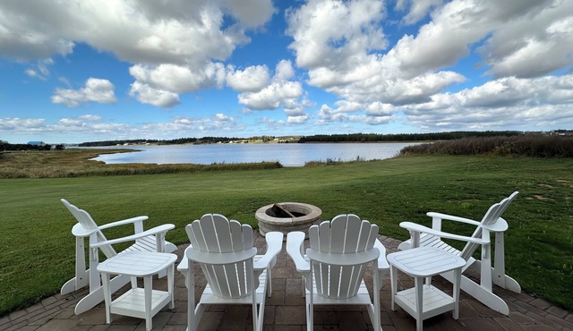 Water Front Cottage On The Sou'West River, Close To Amazing Beaches and Golfing in Kensington