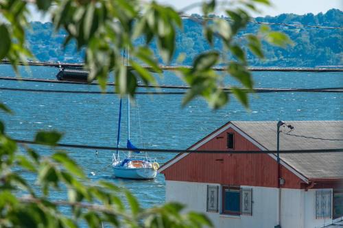 Water Views from nearly every room 3BR 3BA in Portsmouth