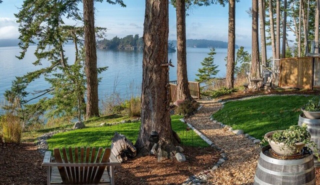 Waterfront, 2 kitchens, 2 living areas, 3 bedrooms, 3 bathrooms. Quiet. in La Conner