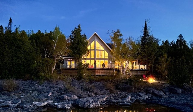 Waterfront | 22' Windows | Starlink | Kayaks in Tobermory