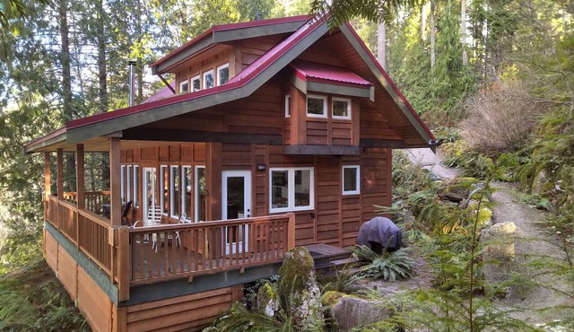 Waterfront Classic Cabin - Romantic Seclusion! in Madeira Park