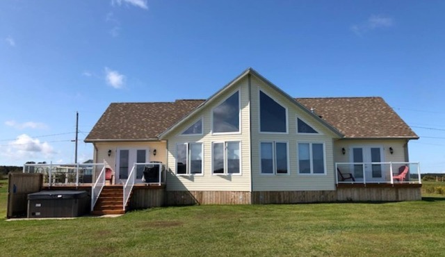 Waterfront cottage on beautiful Brackley Bay in Brackley Beach