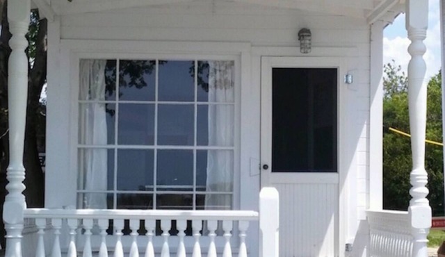 Waterfront, cozy, clean one bedroom, newly renovated cottage in Sauble Beach