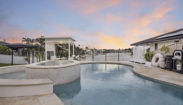 Waterfront Getaway 5Bs with 3 poolsHeated Spa ear Surf ParadisePrivate Beach in Mermaid Waters