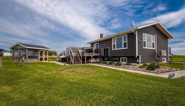 Waterfront Haven- Hot Tub- Kayak Access- 7 minutes from Summerside in Summerside
