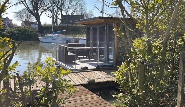 Waterfront houseboat near the centre in Monnickendam
