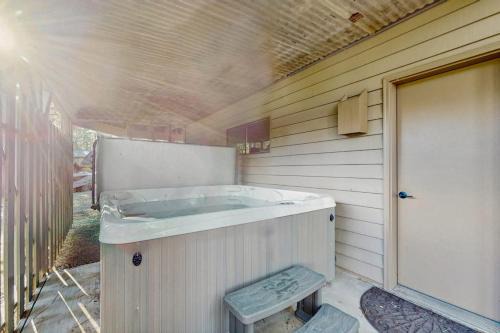 Whimsical tree-lined stay with wood stove AC shared amenities and large deck in Black Butte Ranch