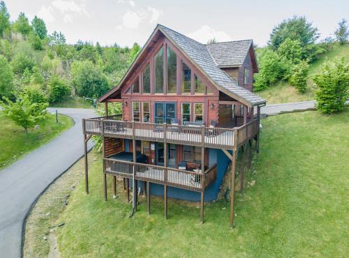 Whiskey Hills - Newly Remodeled Luxury Cabin with Hot Tub, Incredible Views close to Asheville, walk to Hatley Pointe & Ski! in Swiss