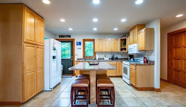 White Diamond - 15 Brookside Road White Diamond - Walk-to-Slopes at Timberline Mountain, Pet Friendly in Davis