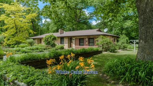 White Oaks Haven - Dog-Friendly Nature Escape with Hot Tub and Fire Pit in Grand Junction