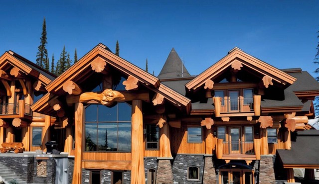 White Spirit Lodge, Artisan Log Masterpiece Chalet in Big White