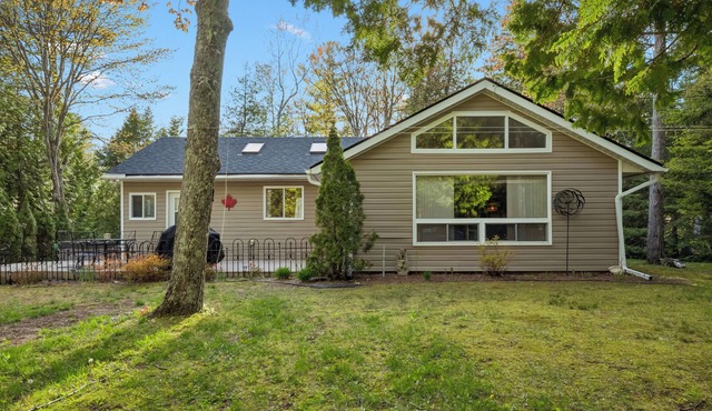 Whitecaps Cottage | Hot Tub | Near BEACH | AC | PET Friendly in Sauble Beach