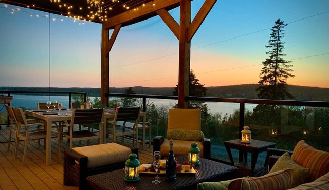 Whitecaps Summit Beach House in Riverport