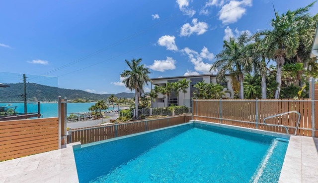 Whitsunday living on Hillcrest by the Beach in Airlie Beach