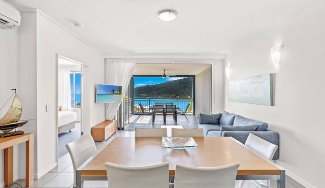 Whitsunday Oceans! Infinity Pool, Restaurant, Gym, Spa bath and Coral Sea View! in Airlie Beach