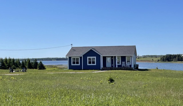 Your Perfect Fall Getaway- Only a 5 Minute Walk From Beautiful North Shore Beach in South Rustico