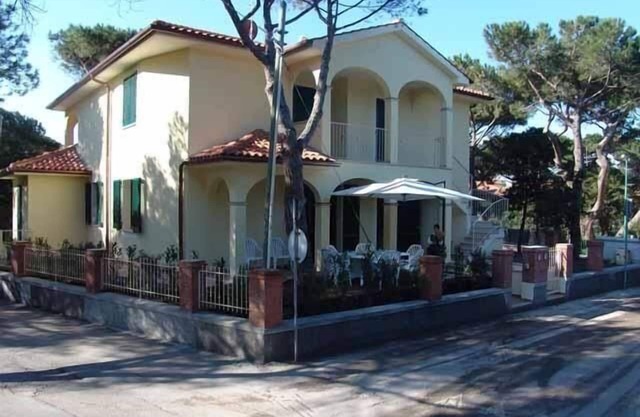 Blue flat with terrace in Castagneto Carducci