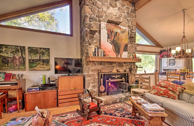 Riverfront Getaway Treehouse Kayaks Deck 