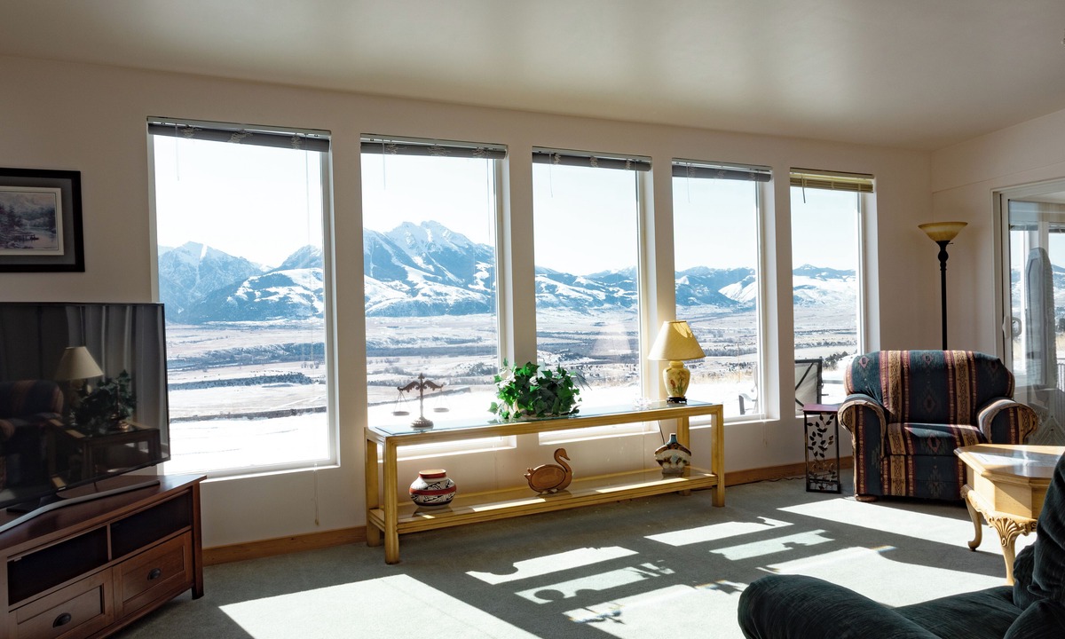 Emigrant Condo | John & Jeans Yellowstone Paradise Valley Mountaintop Escape, Open in Winter too!