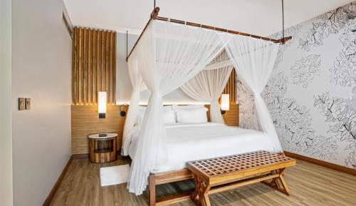 Deluxe Lagoon View Suite