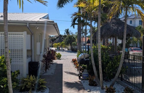 Siesta Key Hotel | #4-Junior Suite-2 Queen beds, 3min walk to Beach, Heated Pool on site, Sleeps 4
