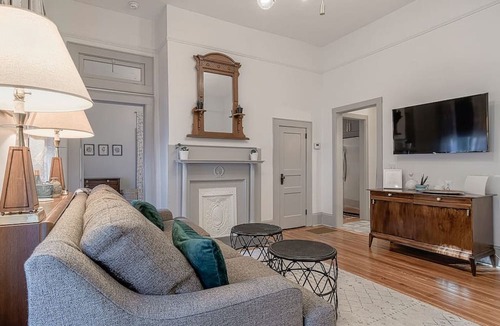 Earlewood Apartment | Queen Anne Victorian - Eclectic Apartment