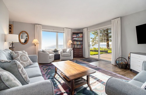 Manistee House | Private Beach & Stairs, Year-Round Hot Tub, & Unmatched Views of Lake Michigan!