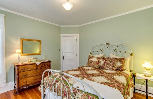 Greenport House | Historic Luxurious Captains Home- Greenport Village, wineries,golf, beach
