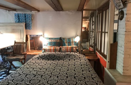 Grachtengordel-West Apartment | Canal Apartment for 2, 17th cent Old house Center Amsterdam