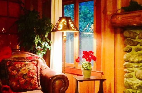 Idyllwild Cabin | 5 STAR *STRAWBERRY CORNER* CLASSIC CABIN ON CREEK, 1 MINUTE WALK TO VILLAGE!