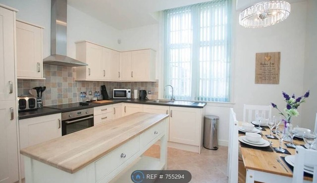 Central 2 Bed, Parking & Private Terrace, Sleeps 6 in Swindon