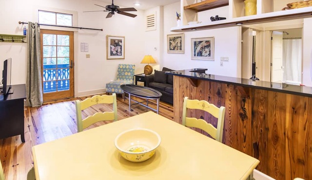 Hibiscus Coffee & Guesthouse in Santa Rosa Beach