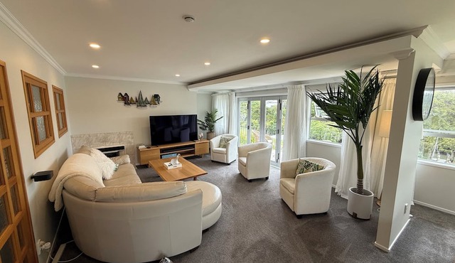 Waiake Beach Apartments in Auckland